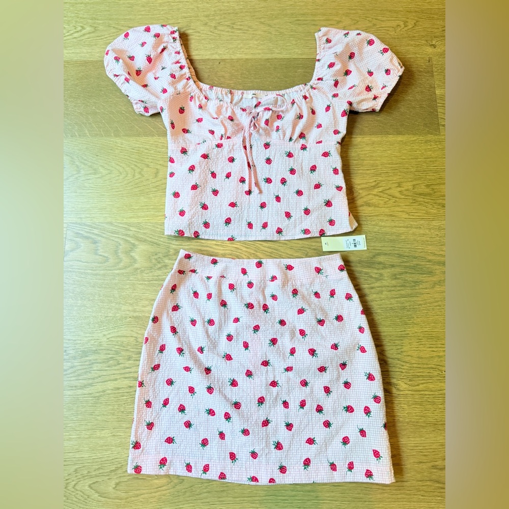 Francesca's Collections Pink Strawberry Print Set